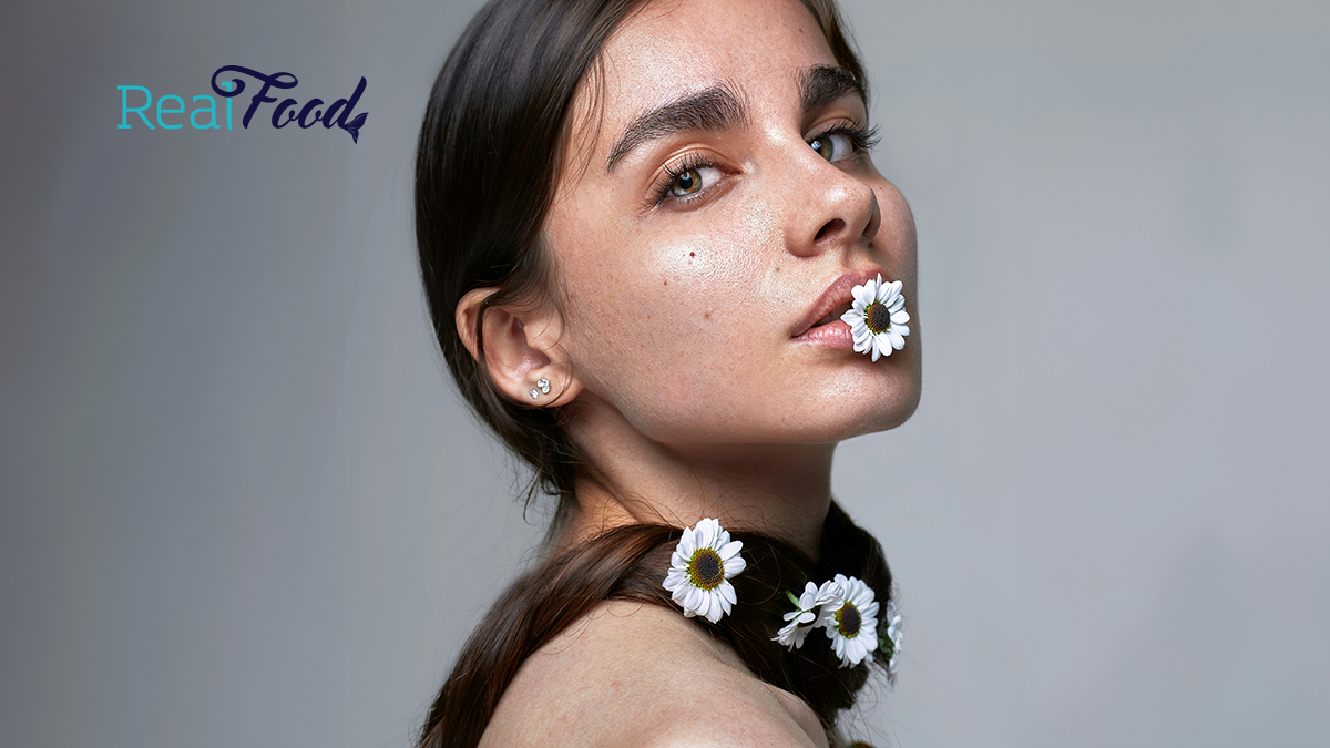 femeie cu o floare în gură